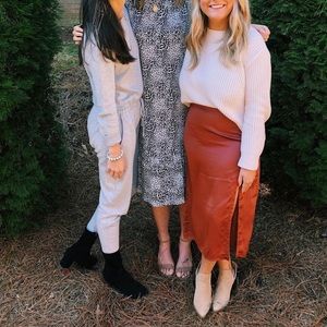 Abercrombie silky midi skirt with slit. Size M. Rust.